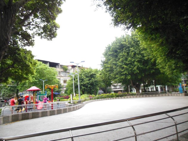 錦州公園内にある遊具と広場